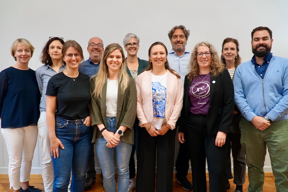 von links: Christine Arnet (Vetropack), Gwenola Ducamp (Vetropack), Johanna Huber (Durabilitas), Hervé Le Pezennec (Réseau Consignes), Martina Rapp (Durabilitas), Gisèle Stoller Laubi (Vetrum), Svetlana Gouret (Réseau Consignes), Samuel Laubi (Vetrum), Jeannette Morath (reCircle), Anna Sarafianou, (Doktor Gab's), Stanislas Bless (Kegsmann)